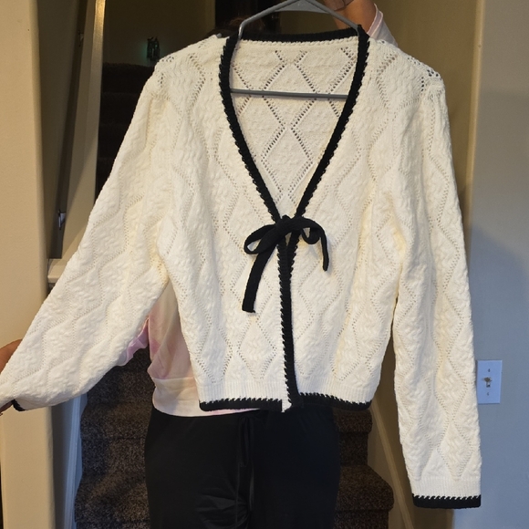 Yozy XL Elegant White Sweater with Black Trim - Picture 1 of 4